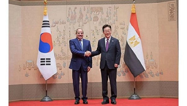 الرئيس السيسي يلتقي رئيس جمهورية كوريا بمقر الرئاسة الكورية في سول