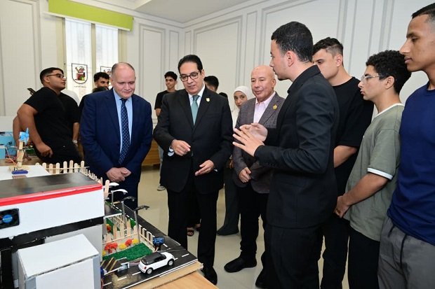 رئيس جامعة القاهرة يدعو الطلاب إلى المشاركة الفاعلة في الأنشطة الجامعية