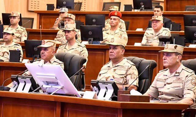 الفريق أشرف سالم زاهر القائد العام للقوات المسلحة وزير الدفاع والإنتاج الحربى يشهد تنفيذ المرحلة الرئيسية لمشروع مراكز القيادة الإستراتيجى التعبوى التخصصى لإدارة الحرب الكيميائية عبر تقنية ” الفيديو كونفرانس “