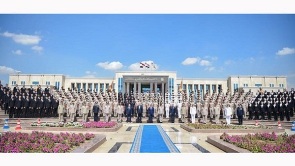 الرئيس يشهد حفل تخرج الدفعة الأولى للأكاديمية العسكرية المصرية وما يُعادلها